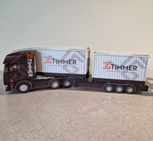 Duurzame 3D Bouwpakketten beurs giveaway– Vrachtwagens in Eigen Ontwerp met Logo