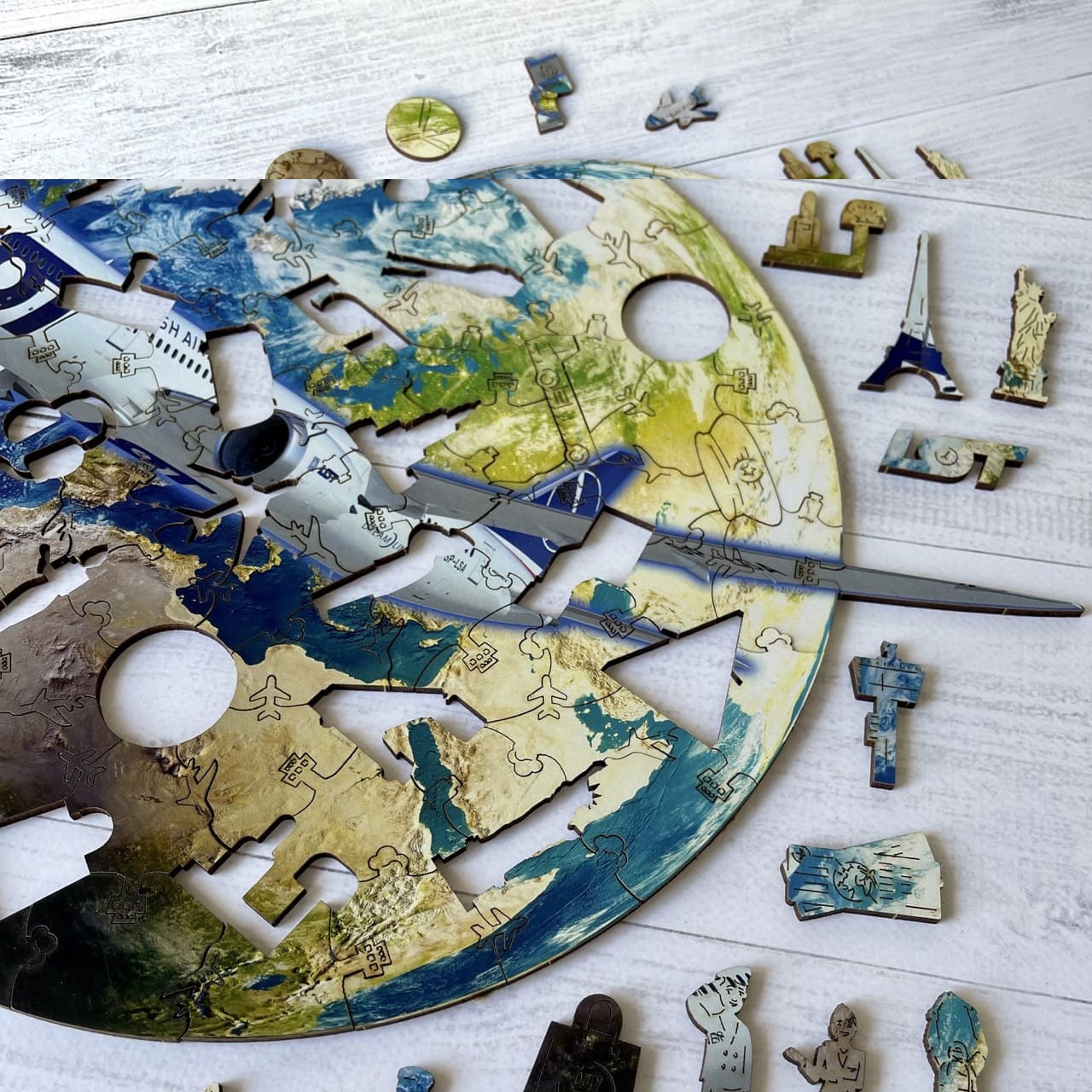 Vliegtuig puzzel met logo en unieke puzzelstukjes in eigen vorm