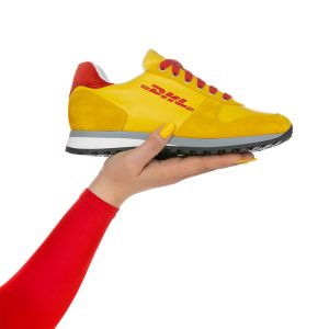 Eigen designs sneakers voor in de bakkerij