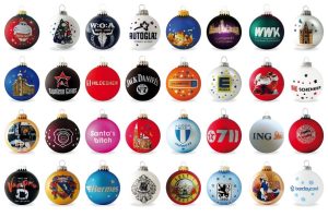 Het is nu tijd om ze te bestellen, kerstballen met logo