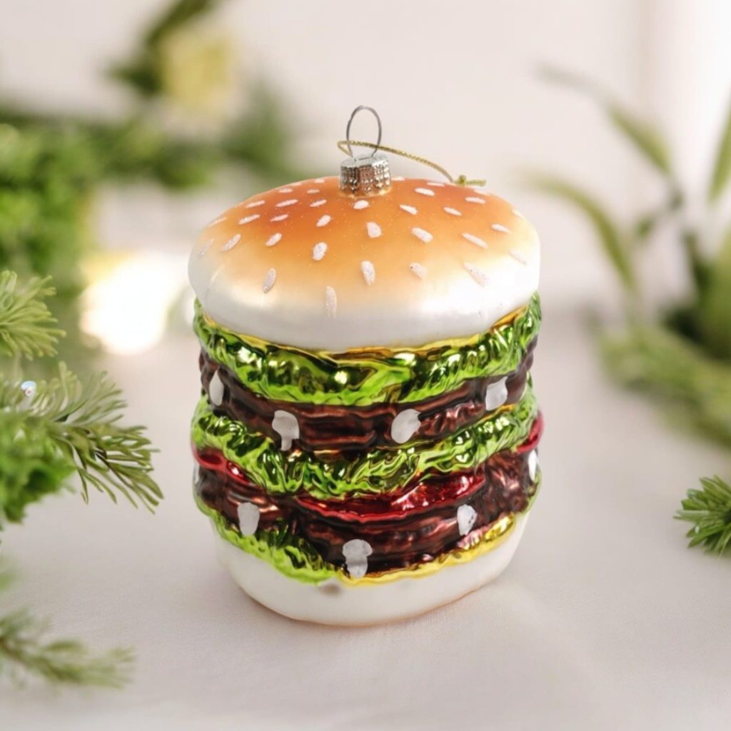 Kerstbal in de vorm van een hamburger met logo