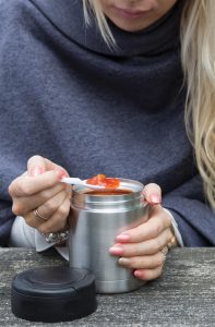 Voedelcontainer met vacuüm isolatie