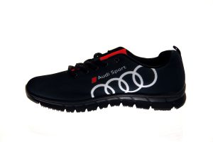 10 paar sneakers met logo voor € 85,-
